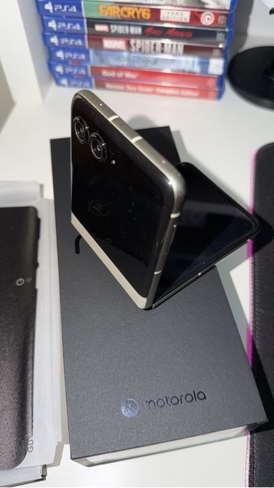 Motorola Razr 50 como Novo