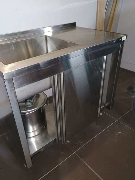 Кухонний стіл з нержавіючої сталі з мийкою та розсувними дверима