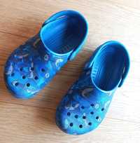 Crocs com tubarões NOVAS!