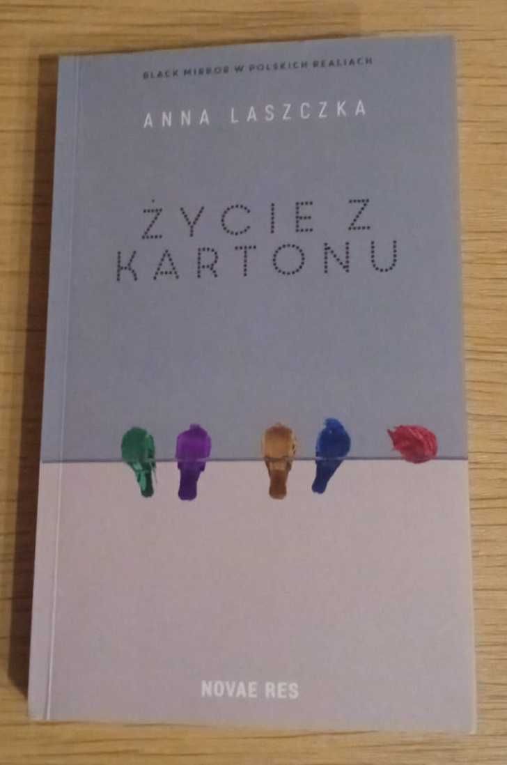 Życie z kartonu - Laszczka Anna