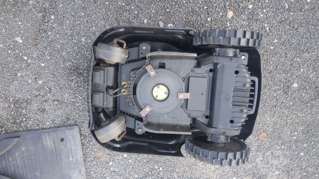 Robot koszący Grizzyl 28V Mr400 kosiarka automatyczna 400m²