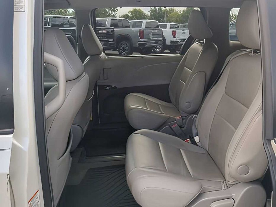 Toyota Sienna      2015