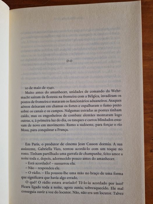 Romance "O Mundo na Escuridão", de Alan Furst.