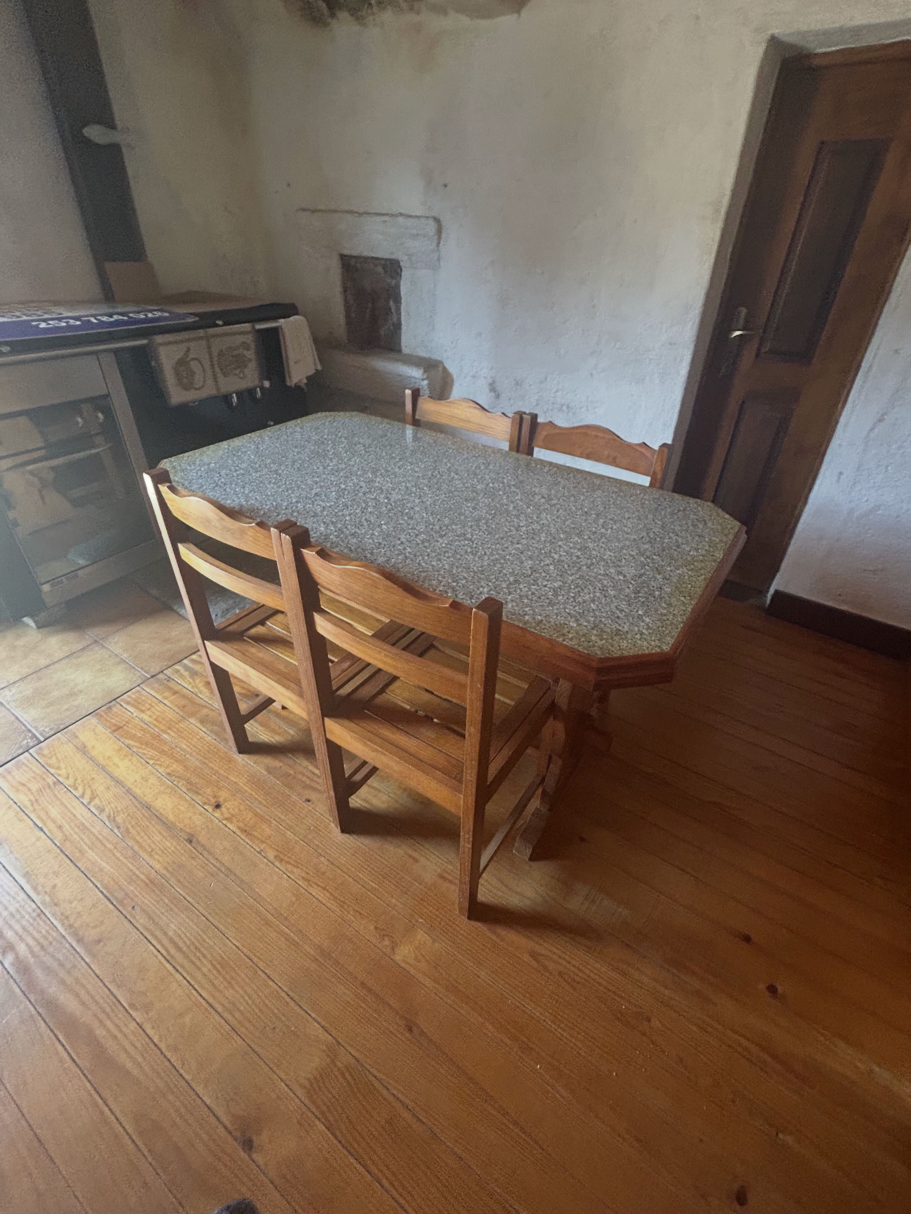 Mesa e móvel de cozinha