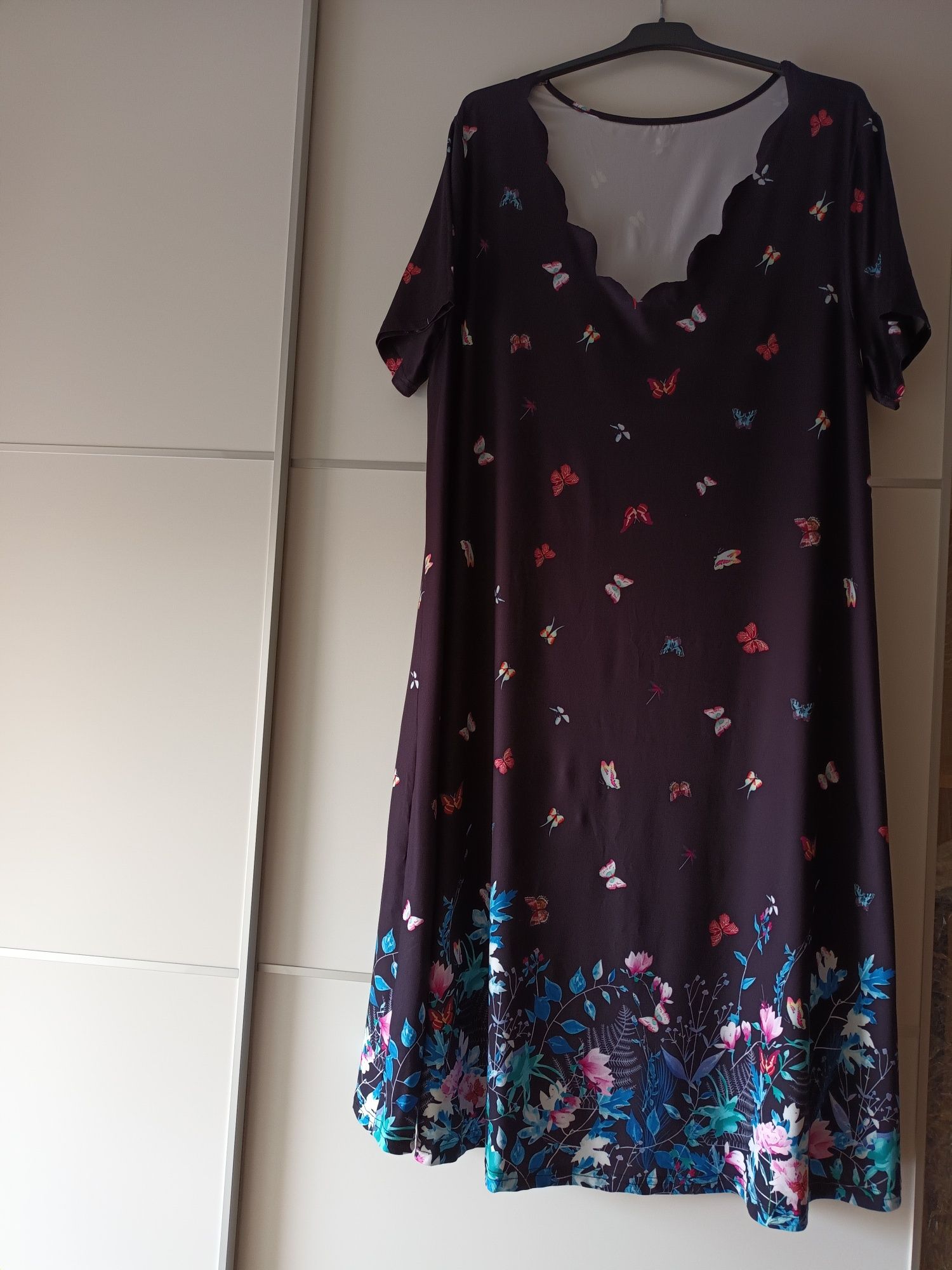 Vestido azul escuro com borboletas