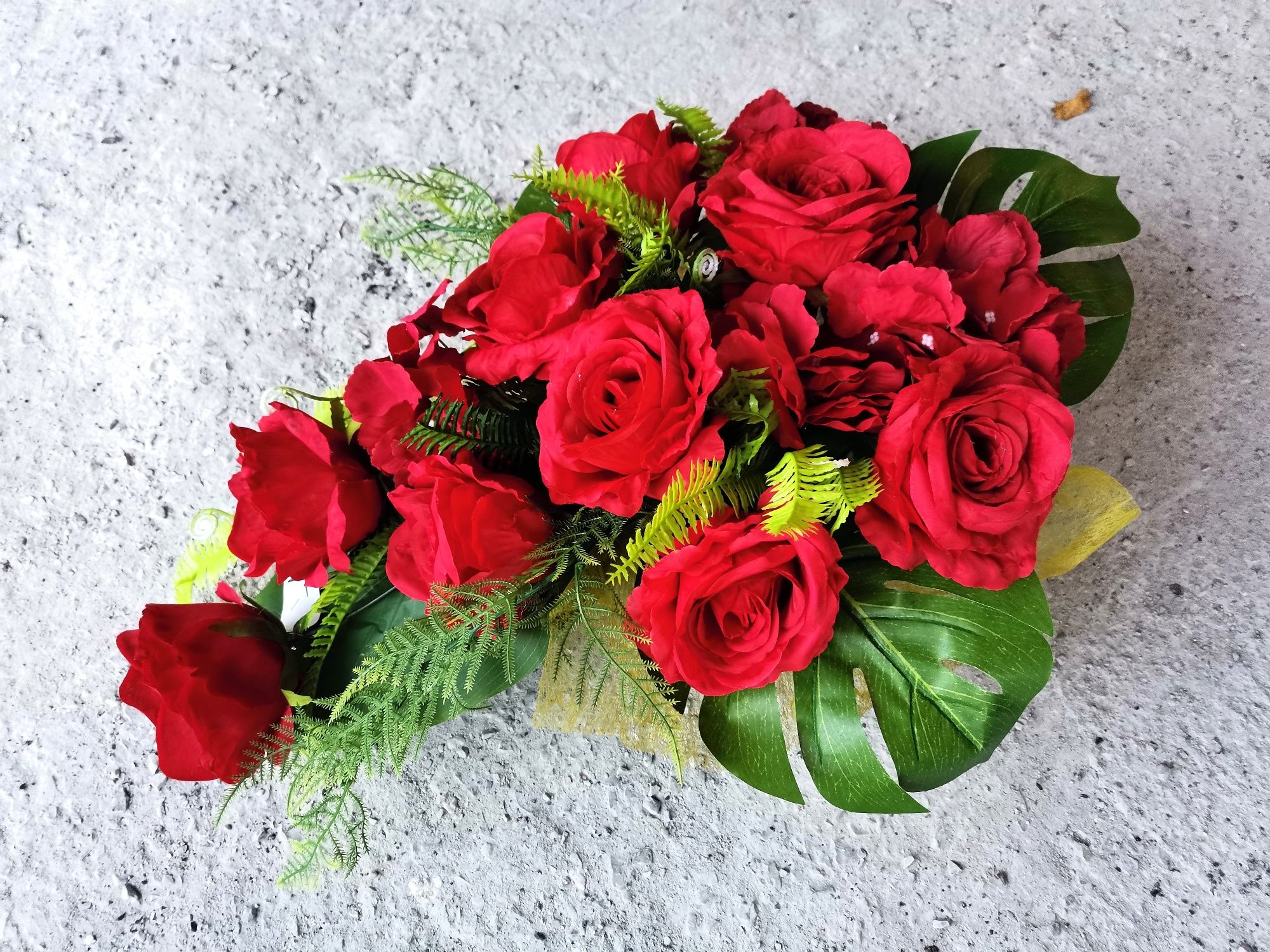 Wiązanka czerwone róże ciężka kompozycja łezka sztuczna