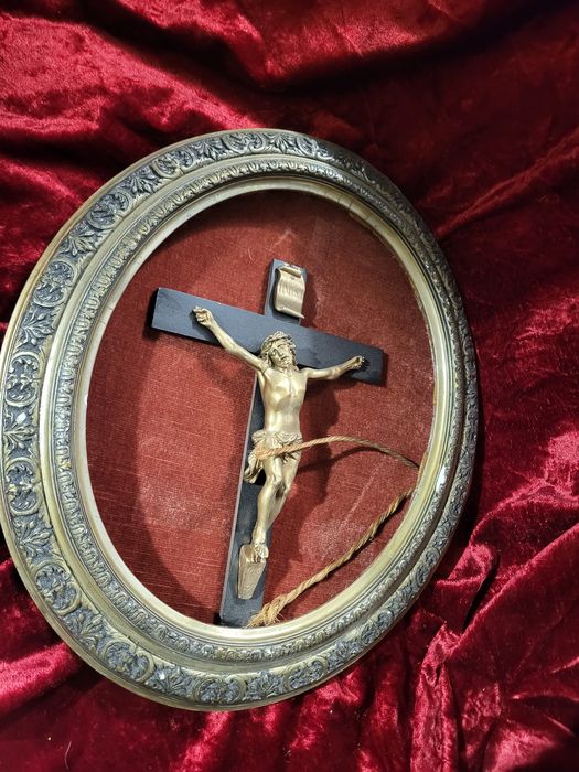 Stary krzyż w starej ramie bez szkła