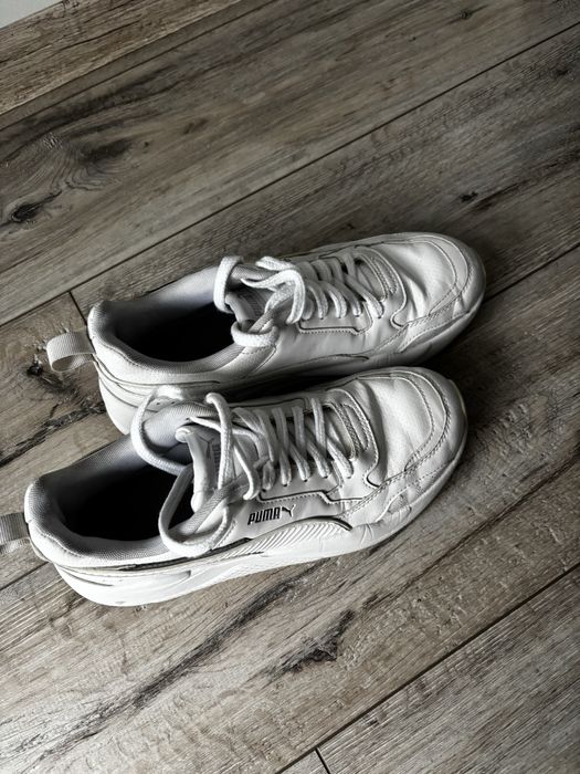Buty pumy białe.
