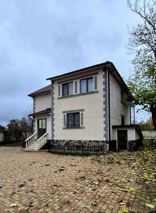 Просторий будинок для двох родин. Підвал, гараж на 2 авто.