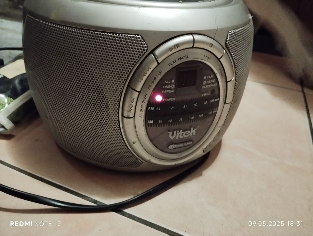 Продам не большой бумбокс, на восстановление.