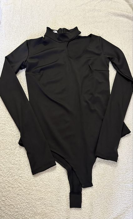 Боді з вирізом на плечі