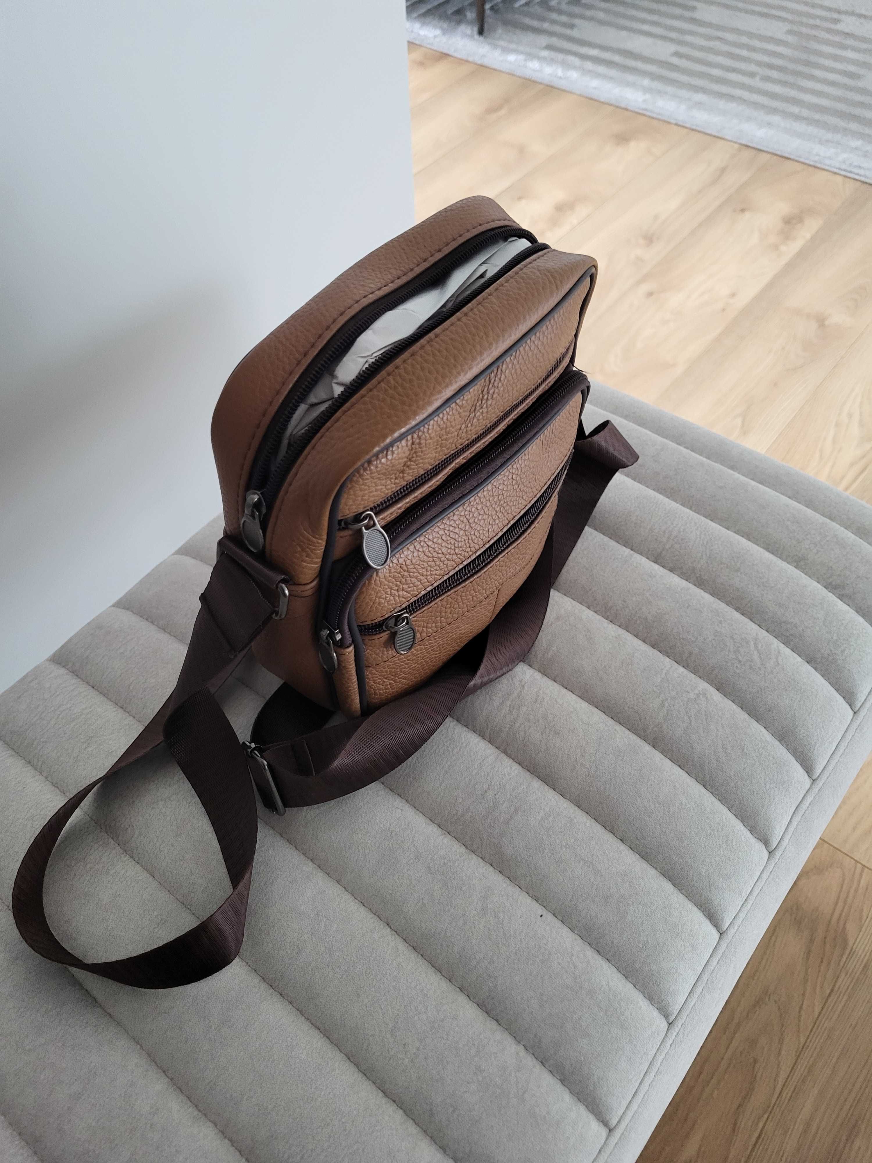 Bolsa/Mala de ombro, em pele nova