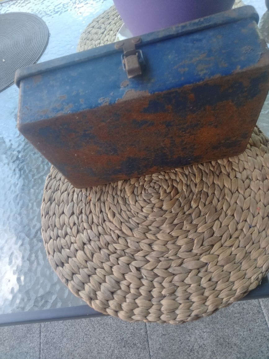 Stara metalowa apteczka