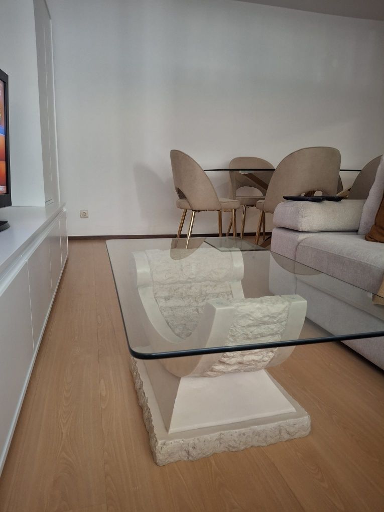 Mesa de centro em pedra e vidro