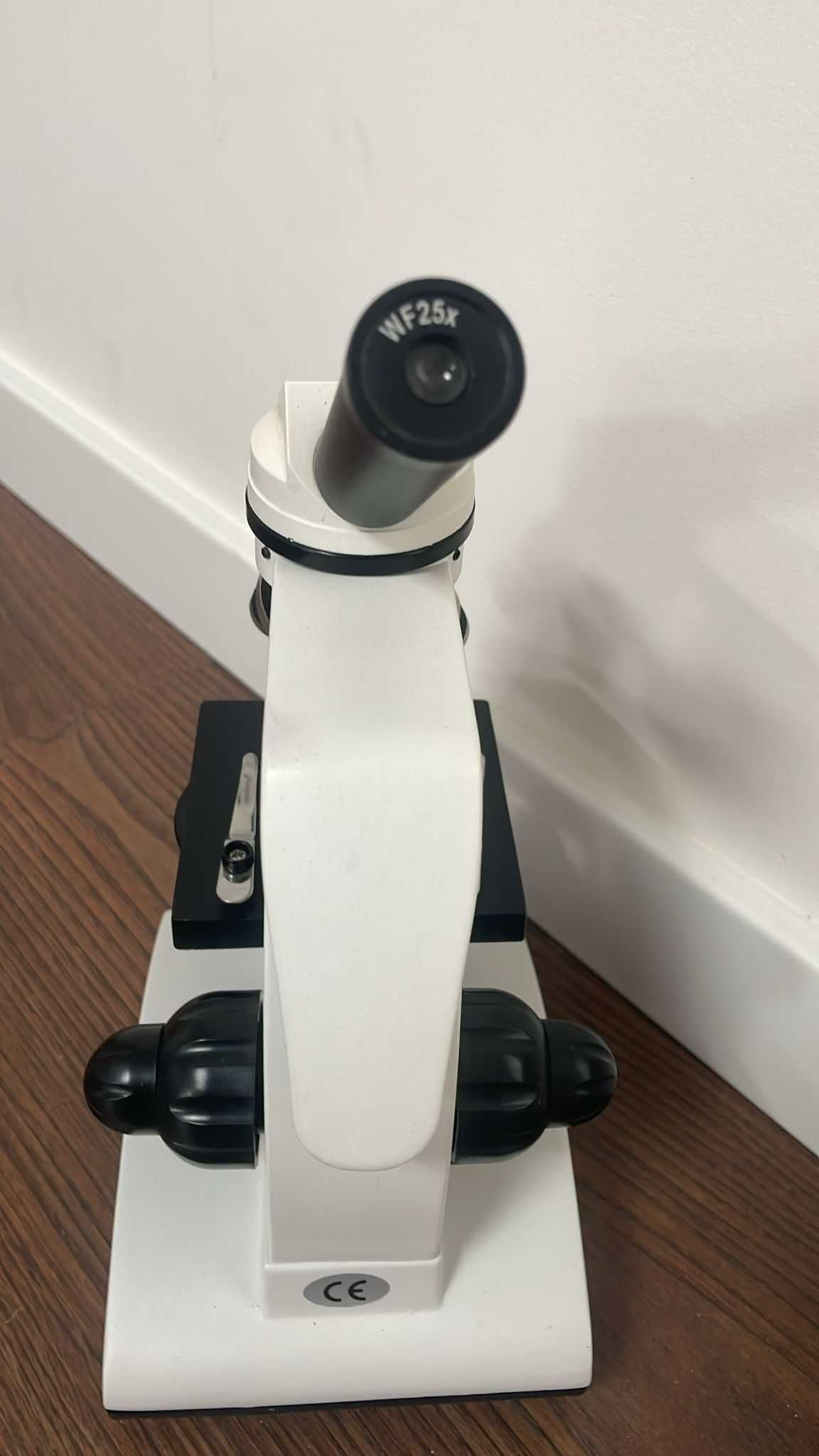 Microscópio para laboratório escolar
