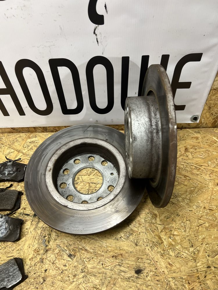Tarcze klocki hamulcowe tylne do Volkswagena Golfa 5 1.4 jak nowe