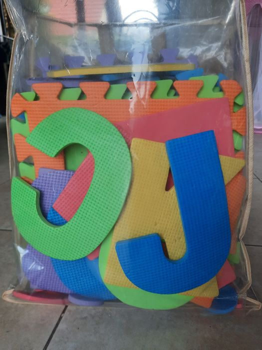Mata, puzzle. Litery i cyfry