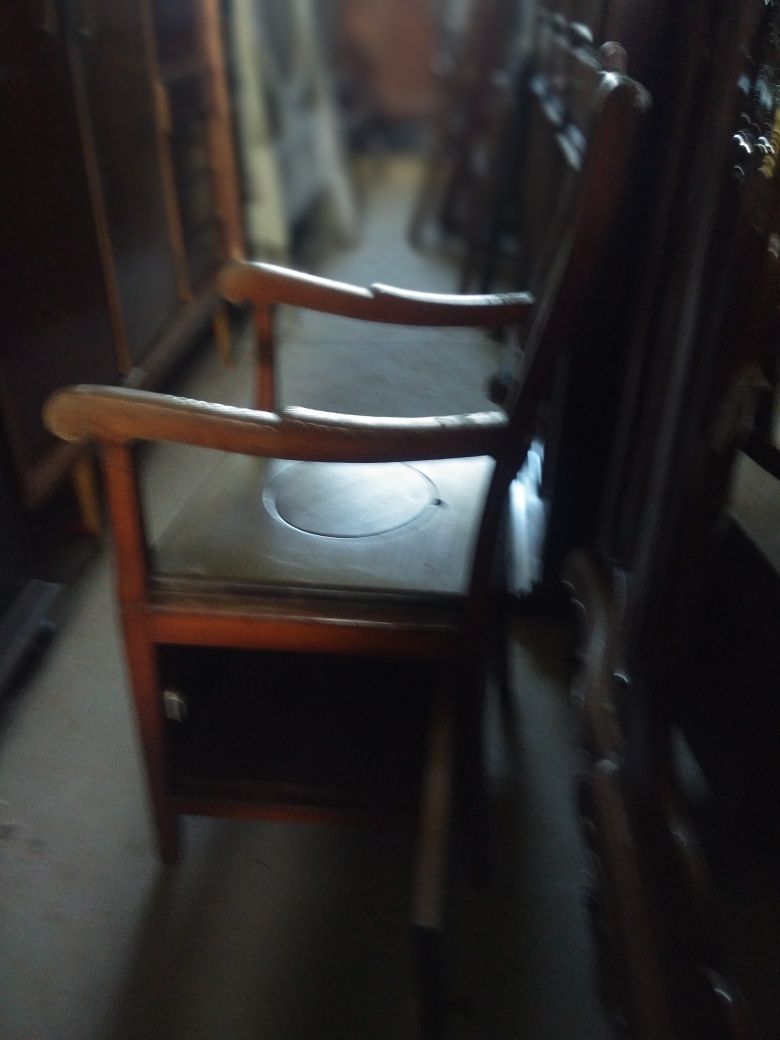 Cadeira de retrete.  Muito antiga  Para colecionadores