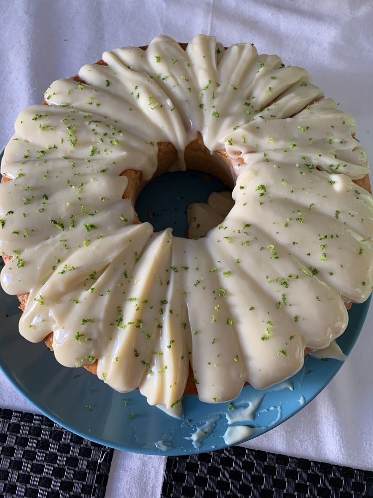 Bolo caseiros, pudim de leite e torta de frango