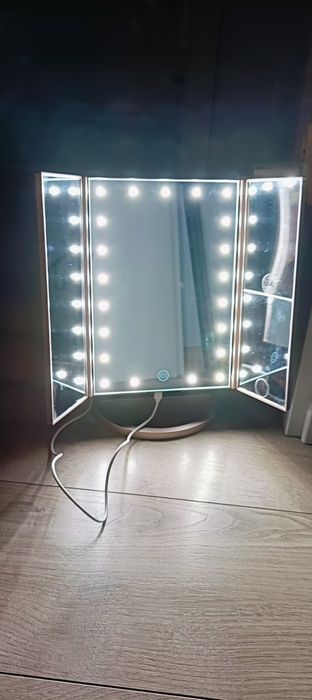 Lustro marki Monat z oświetleniem ledowym.