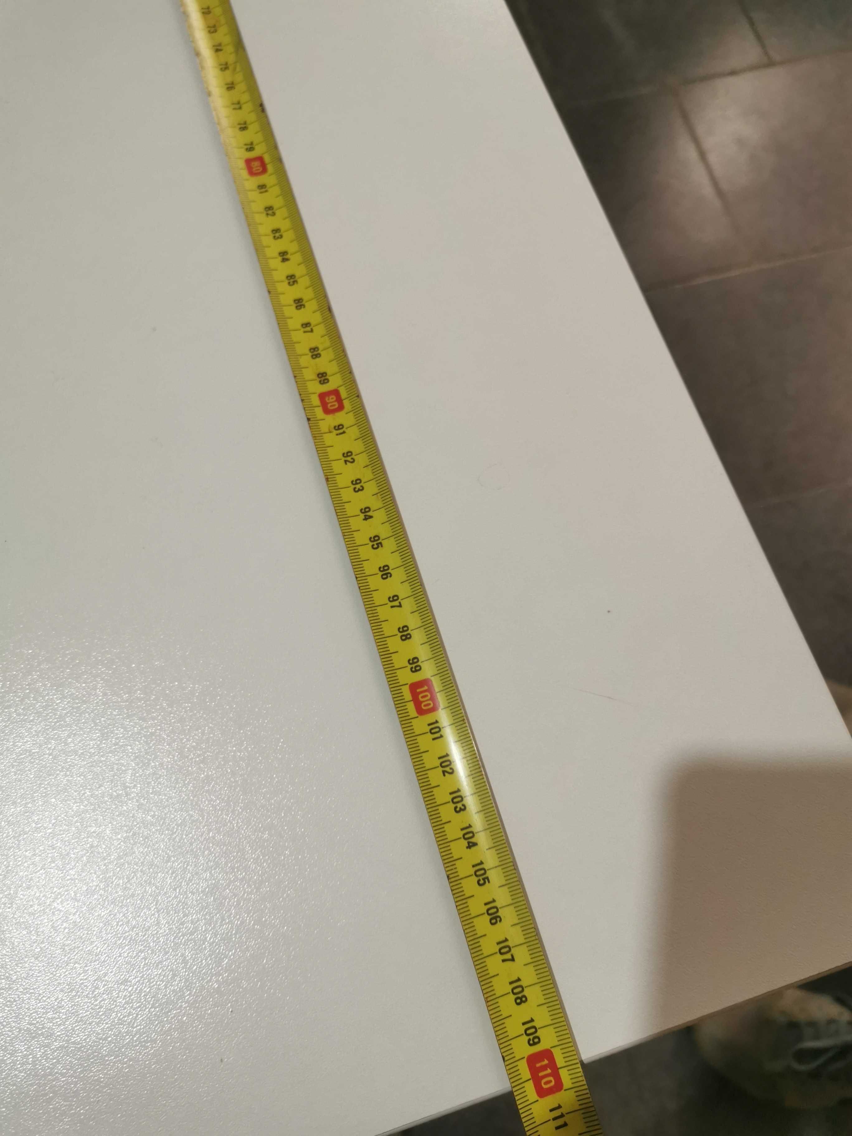 Mesa de cozinha branca e cinza
