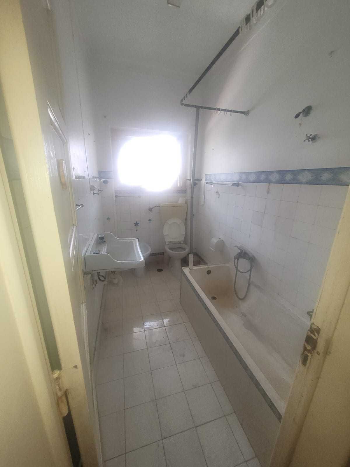 Fantástico Apartamento T2 no Centro Sul, Almada (para obras)