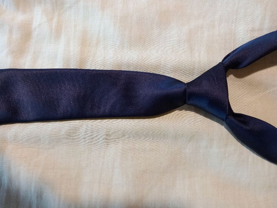 Gravata preta listada