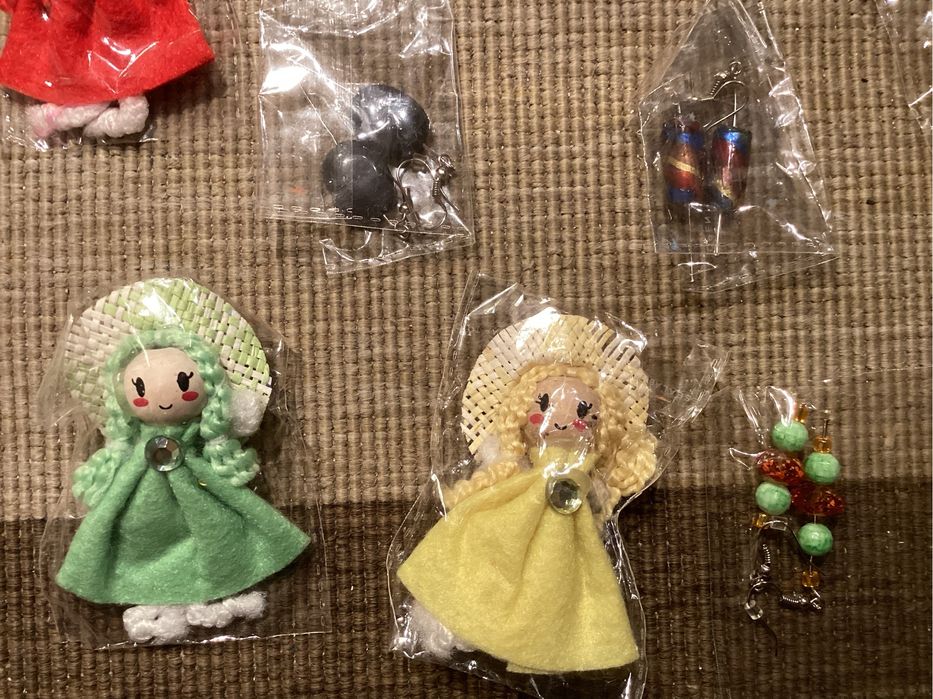 Bugigangas, alfinetes, pregadeiras, artesanato, muito decorativo