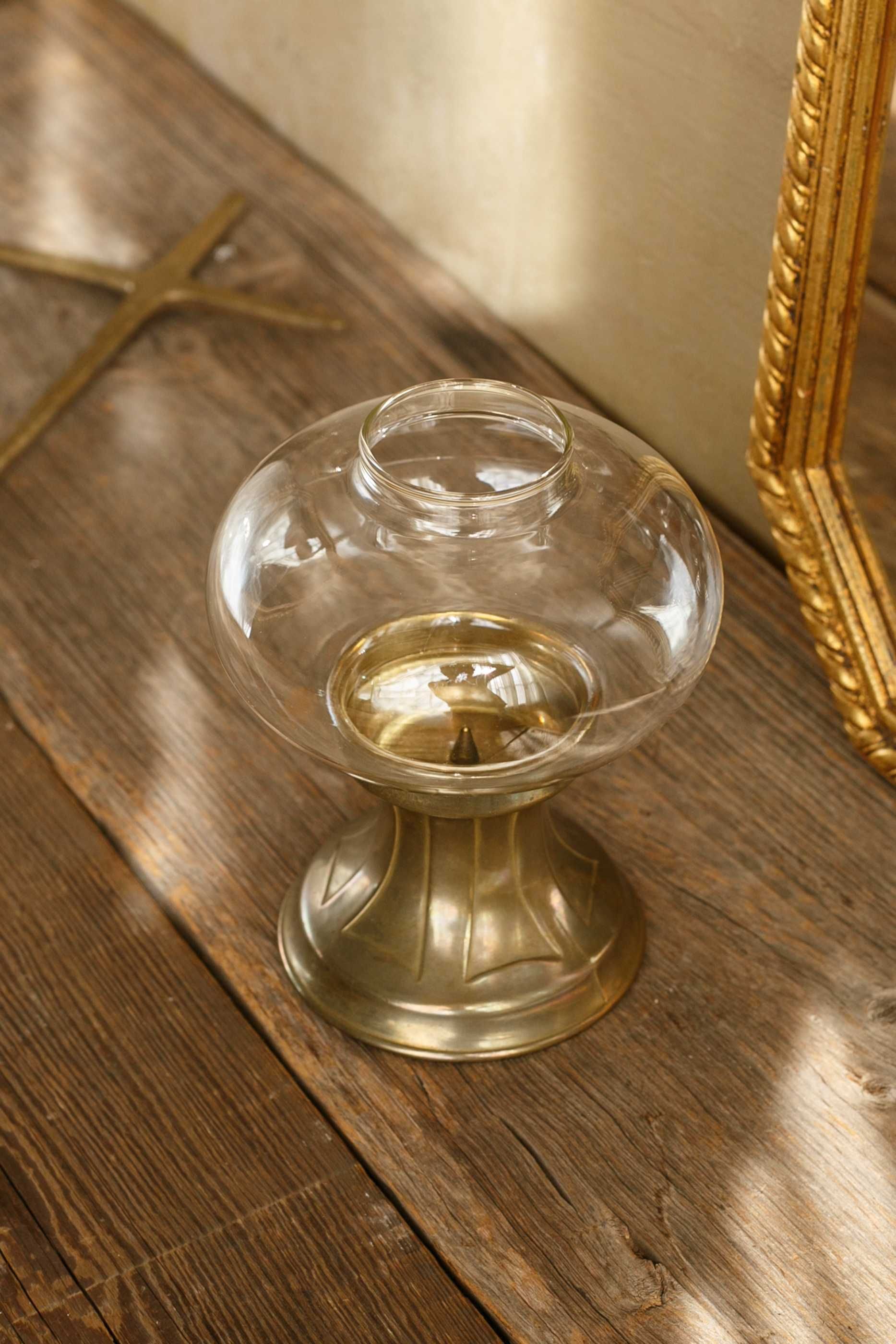 mosiężny świecznik vintage ze szklanym kloszem