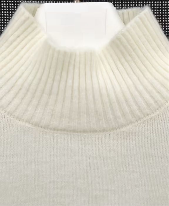 Светр з високою горловиною