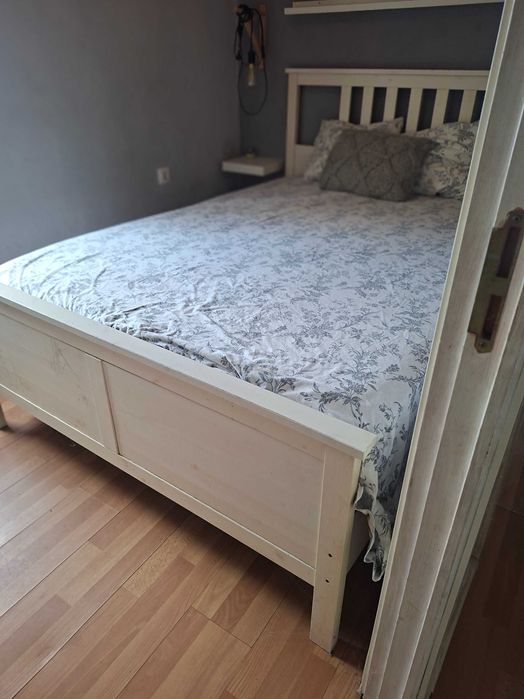 Cama casal em bom estado com estrado