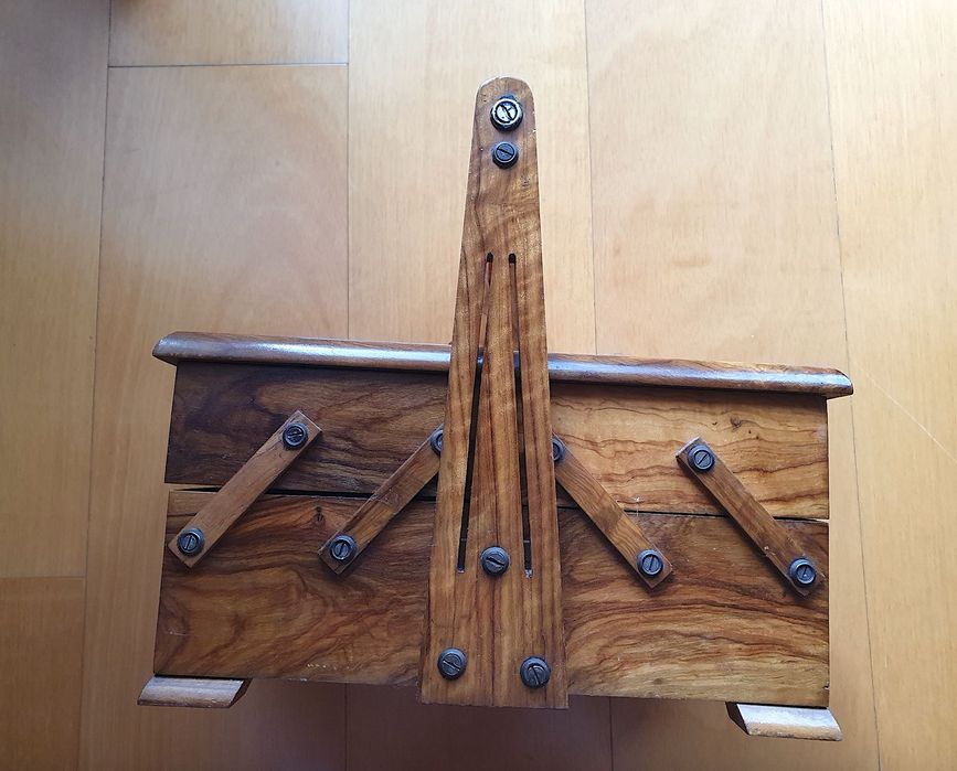 Caixa de costura antiga em madeira