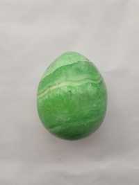 Яйце з зеленого каменю
