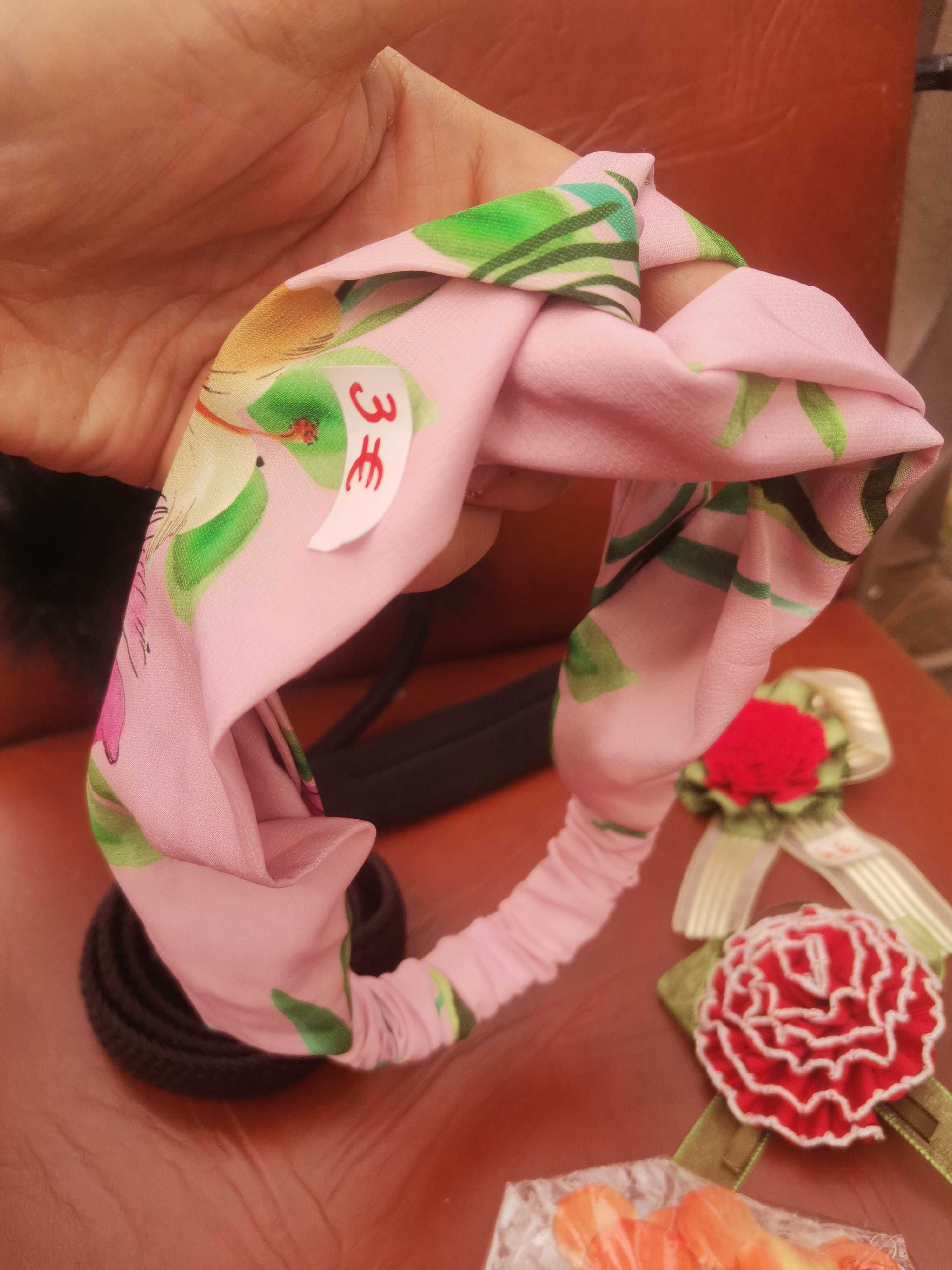 Acessórios de cabelo, cinto, broches