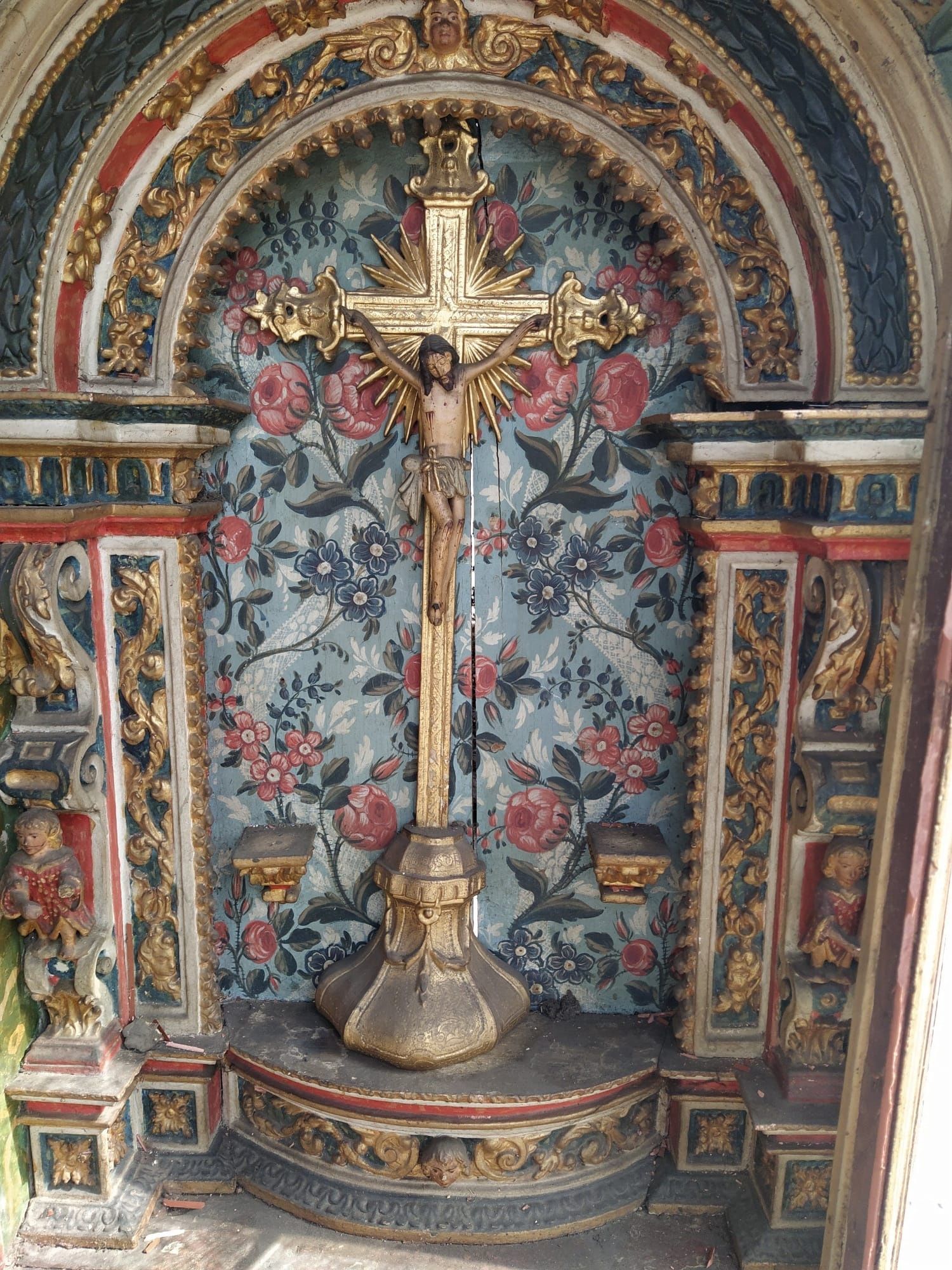 Oratório em madeira com crucifixo