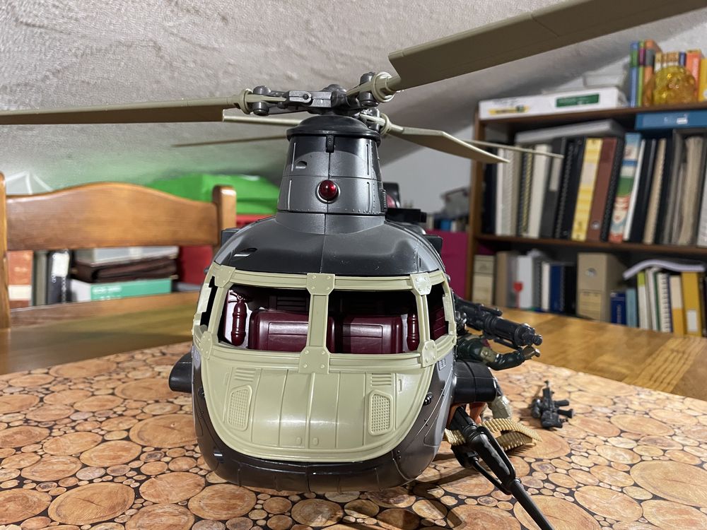 Brinquedo Helicóptero Ataque e figurinhas