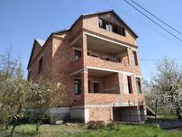 Продається приватний будинок в 10 хвилинах від центру міста.