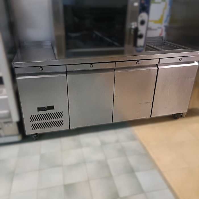 Bancada refrigerada com 3 portas e tampo com abertura para 2 GN 1/1