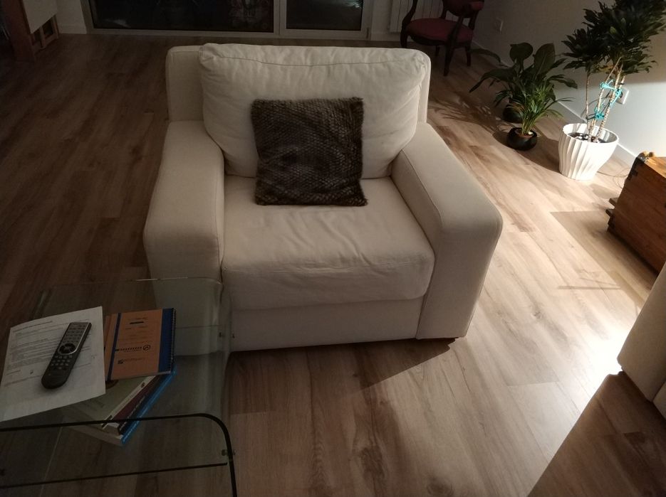 2 Sofás em tecido branco creme