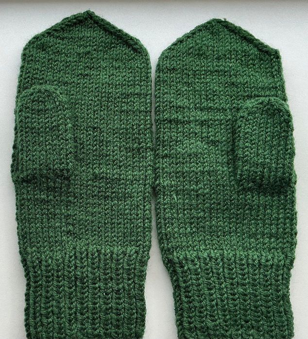 Зелені вʼязані зимові рукавиці з лавандою