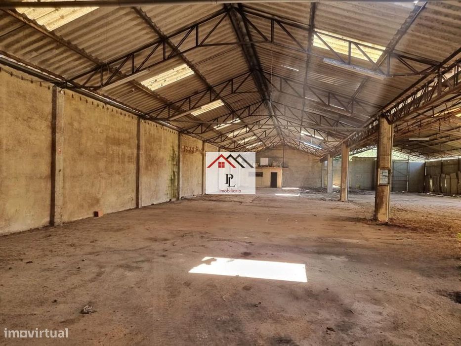 Terreno urbano com armazém e àrea administrativa + terreno rústico.