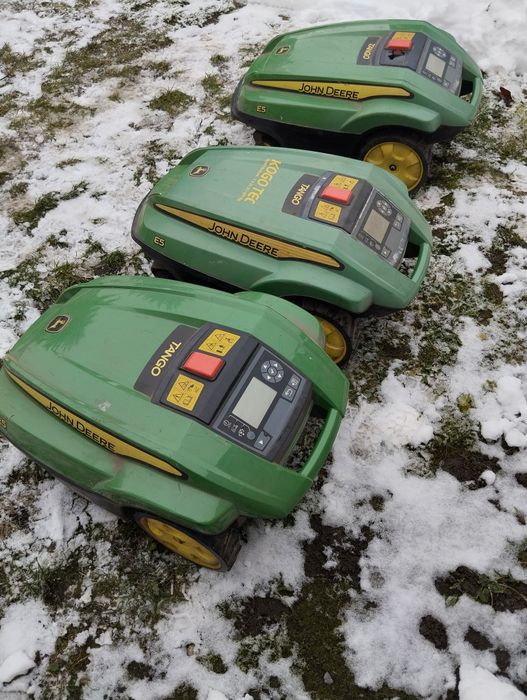 3 roboty koszące kosiarka automatyczna John Deere Tango E5