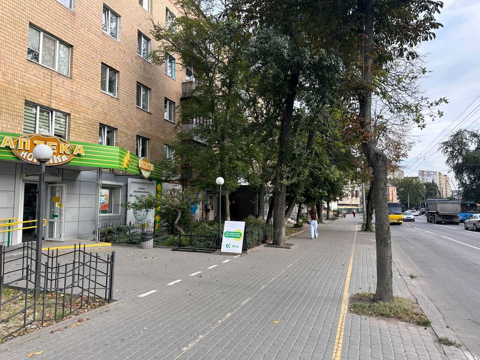 Продаж фасадного приміщення поруч з лікарнею Київська