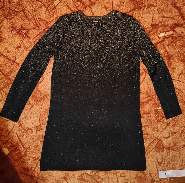 Czarna tunika sylwestrowa ze złotym brokatem Mohito