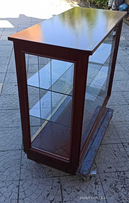 Cristaleira com 2 prateleiras de vidro.