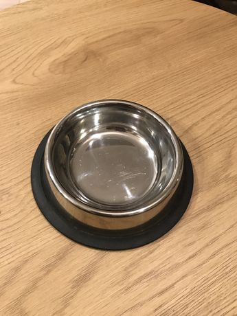 Metalowa miska dla kota