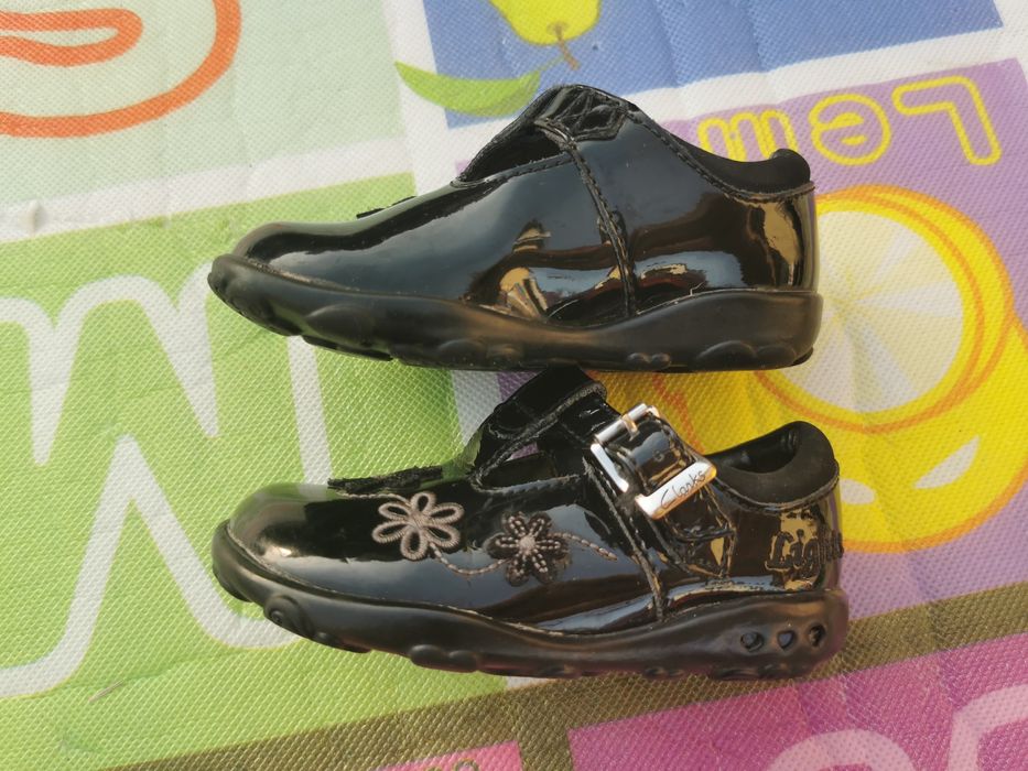 Skórzane lakierowane półbuty balerinki Clarks skóra naturalna 19 20