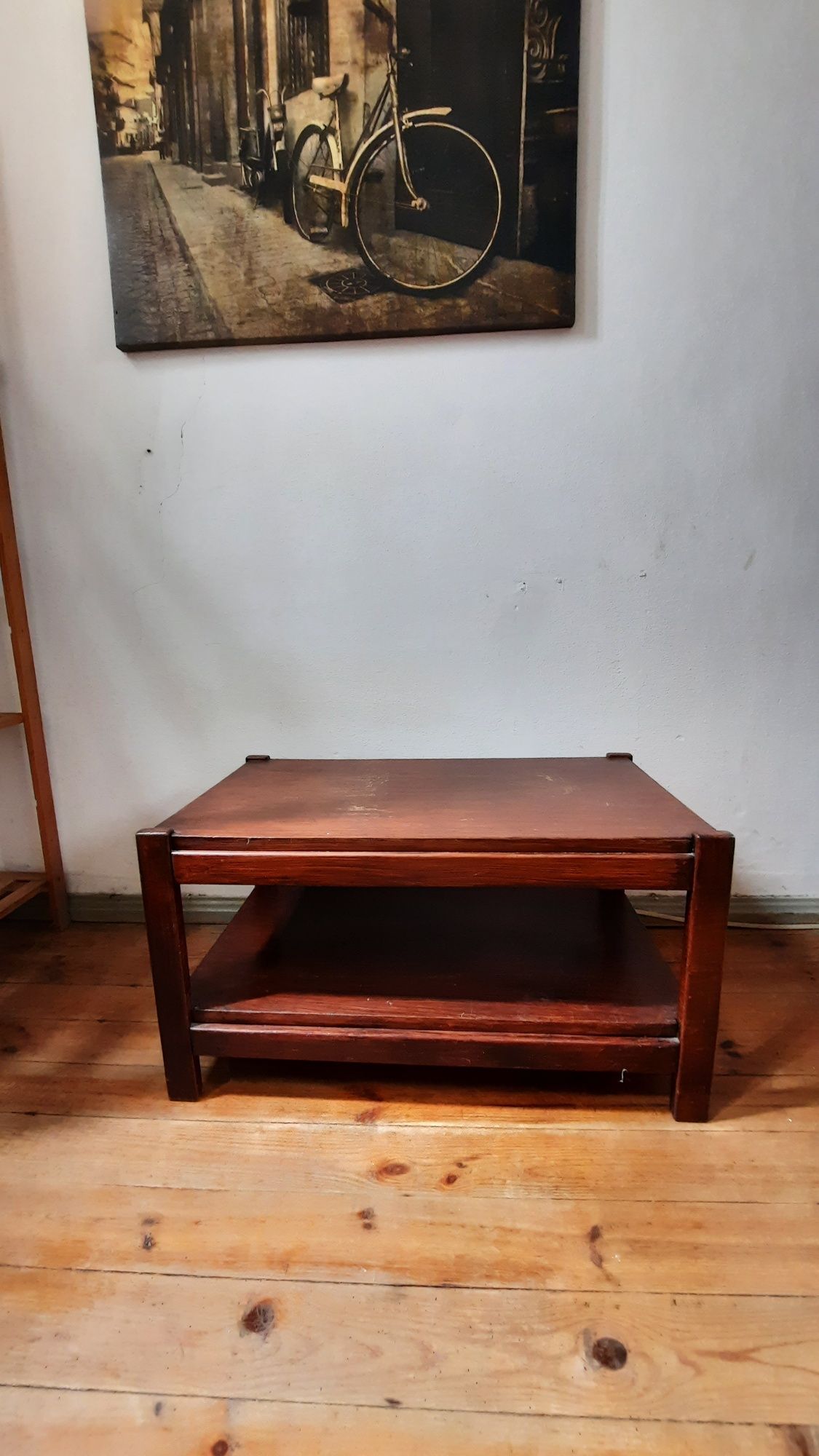 Mesa de madeira maciça ideal para sala de estar