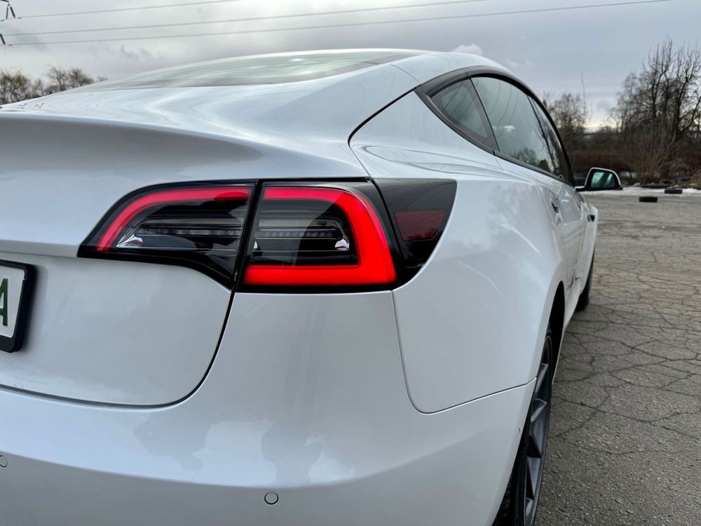 Tesla Model 3 (2023)