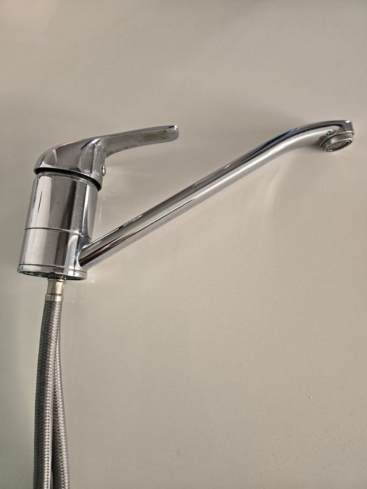 Lava loiça  e torneiras de cozinha e casa de banho